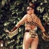 Anitta combinou hot pant, sutiã e cropped vazado em look de Carnaval