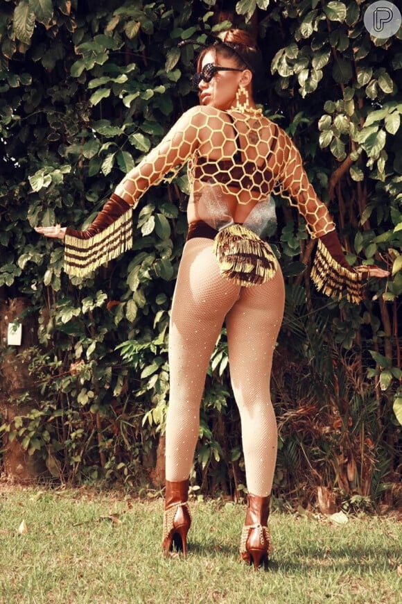 Anitta combinou hot pant, sutiã e cropped vazado em look de Carnaval