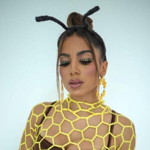 Anitta teve a maquiagem assinada por Krisna: o maquiador fez listras amarelas e pretas em seu delineado