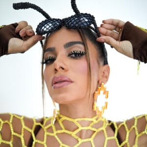 Anitta usou uma fantasia elaborada pela marca Colcci como 'abelha sexy'