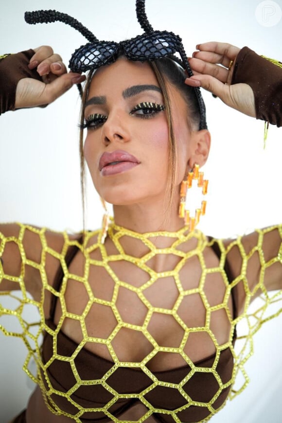 Anitta usou uma fantasia elaborada pela marca Colcci como 'abelha sexy'