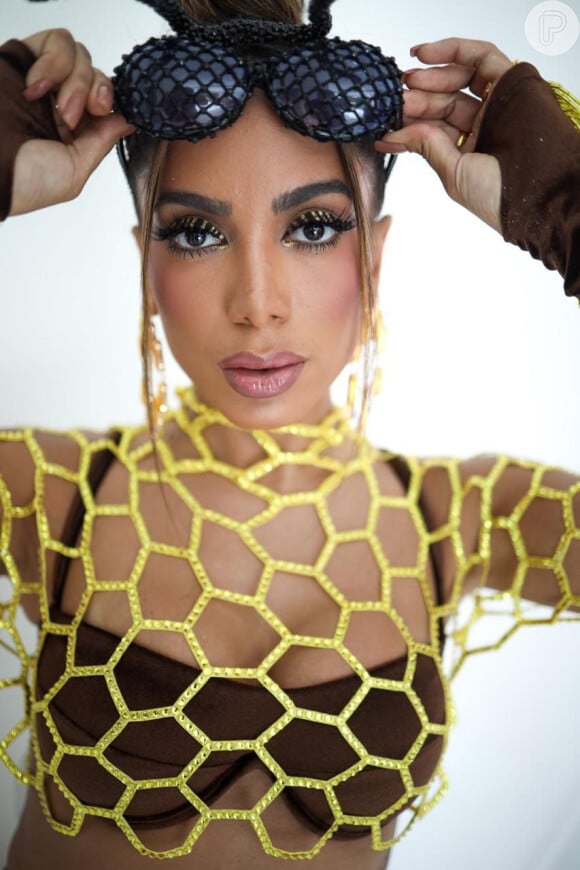 Anitta surgiu com um delineado caprichado nos olhos ao se fantasiar de abelha