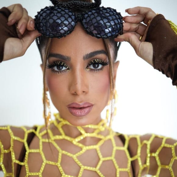 Anitta surgiu com um delineado caprichado nos olhos ao se fantasiar de abelha