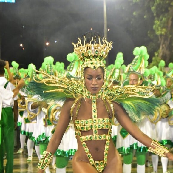 Maiô supercavado de Iza no desfile de carnaval da Imperatriz Leopoldinense foi criado pelo stylist Henrique Filho