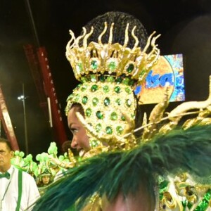 Iza interagiu com integrantes da bateria da Imperatriz Leopoldinense no carnaval da Série A