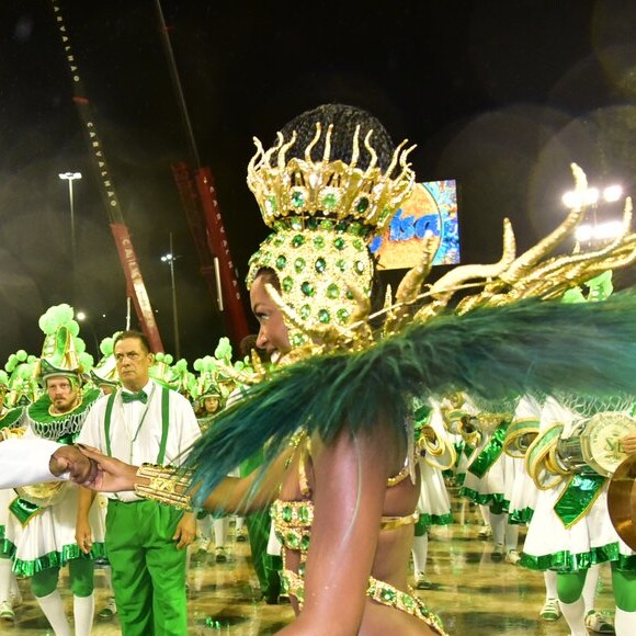 Iza interagiu com integrantes da bateria da Imperatriz Leopoldinense no carnaval da Série A