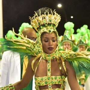 Iza representou a realeza leopoldinense no desfile da Imperatriz na Série A