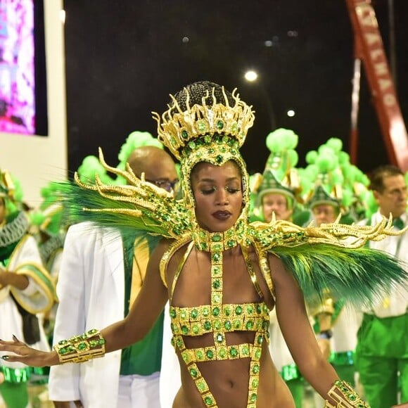 Iza representou a realeza leopoldinense no desfile da Imperatriz na Série A