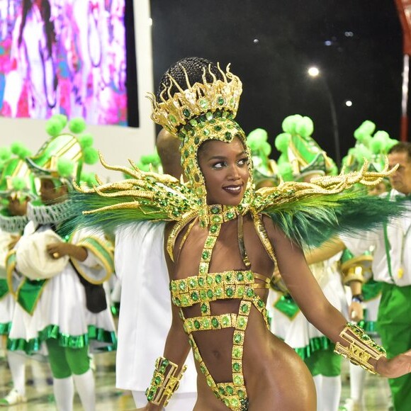 Iza mostrou muito samba no pé ao estrear como rainha de bateria da Imperatriz Leopoldinense