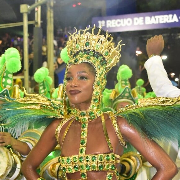 Iza representou a realeza no desfile da Imperatriz Leopoldinense