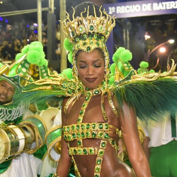 Iza usou um maiô supercavado em sua estreia como rainha de bateria da Imperatriz Leopoldinense; escola tenta voltar para o Grupo Especial