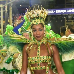 Iza usou maiô supercavado verde e dourado, cores da Imperatriz Leopoldinense, ao estrear como rainha de bateria do carnaval do Rio