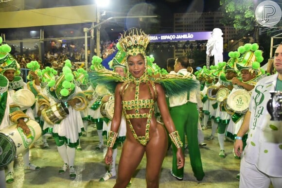 Iza usou maiô supercavado verde e dourado, cores da Imperatriz Leopoldinense, ao estrear como rainha de bateria do carnaval do Rio