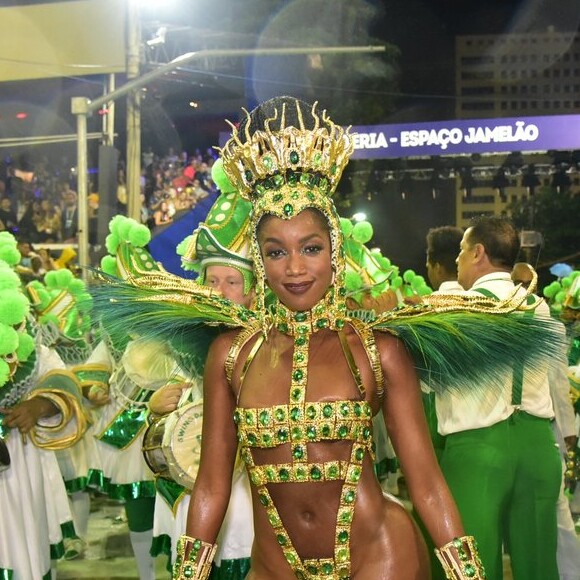Iza usou maiô supercavado verde e dourado, cores da Imperatriz Leopoldinense, ao estrear como rainha de bateria do carnaval do Rio