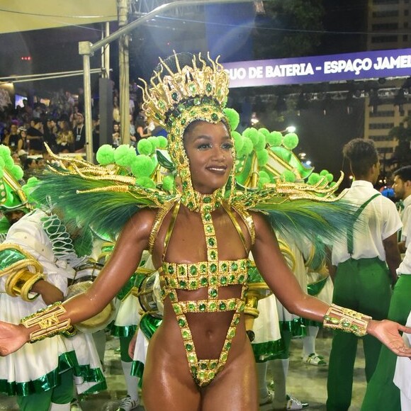 Iza usou maiô supercavado verde e dourado, cores da Imperatriz Leopoldinense, ao estrear como rainha de bateria do carnaval do Rio, neste domingo, 23 de fevereiro de 2020