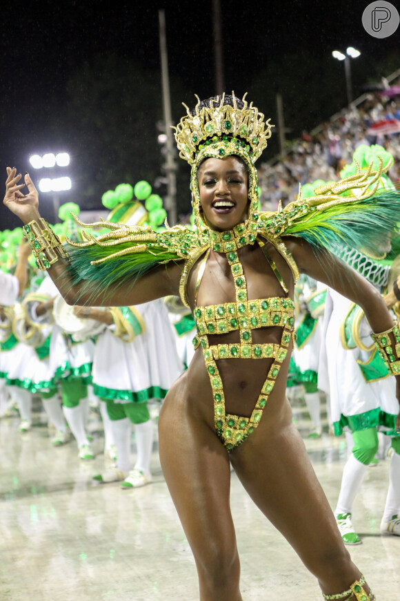 Iza estreia como rainha de bateria da Imperatriz Leopoldinense na série A do Carnaval do Rio de Janeiro