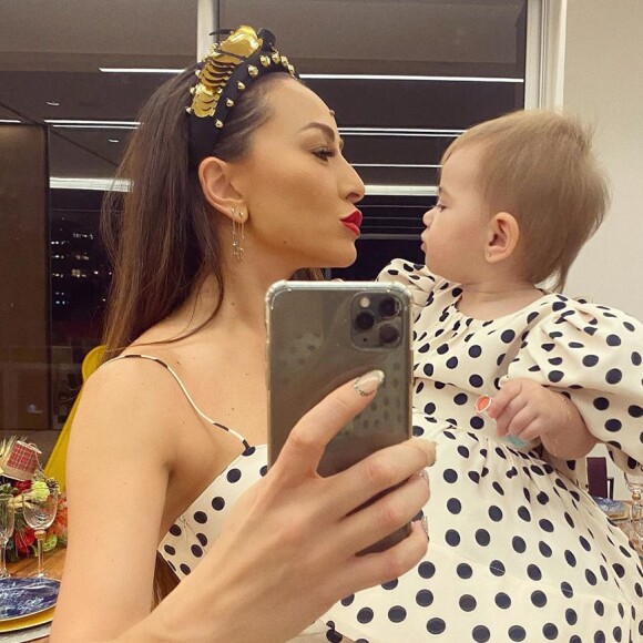 Sabrina Sato derrete seguidores com looks fofos da filha, Zoe
