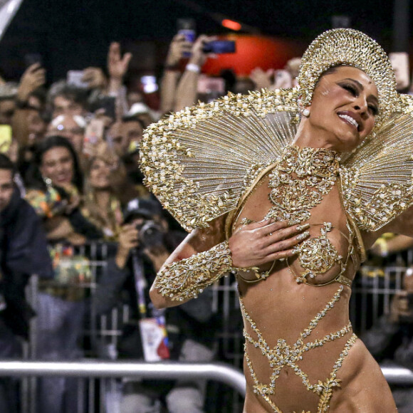 Sabrina Sato usou fantasia metálica sem penas para desfile da Gaviões da Fiel