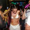 Bruna Marquezine exibiu o corpo ao usar biquíni em bloco de Carnaval