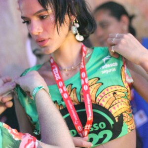 Bruna Marquezine se bronzeou de biquíni em píer de hotel de Salvador