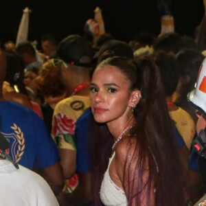 Bruna Marquezine curtu o ATTOOXXÁ em Salvador com a barriga à mostra