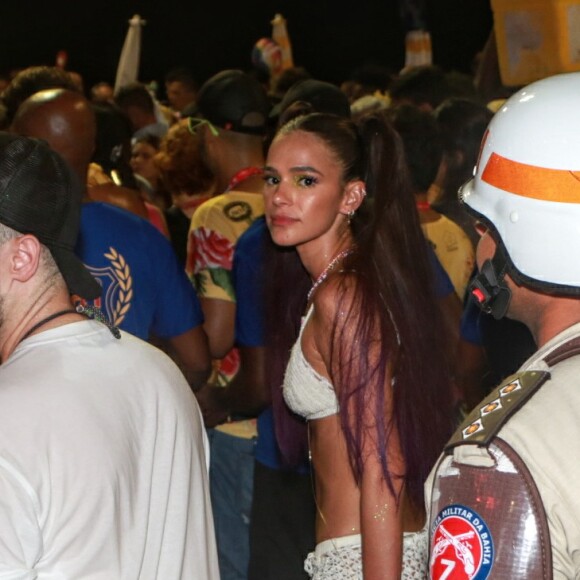 Bruna Marquezine curtu o ATTOOXXÁ em Salvador com a barriga à mostra