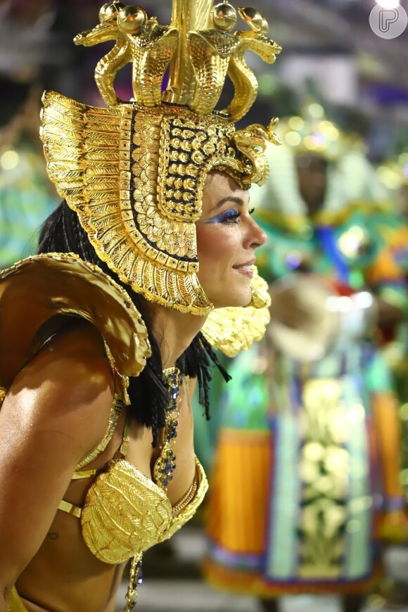 Paolla Oliveira, com look inspirado em Cleópatra na Grande Rio, se emocionou durante desfile na Sapucaí