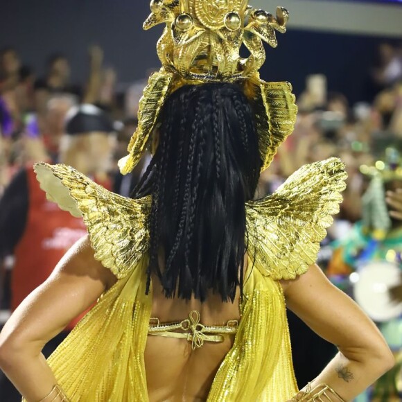 Paolla Oliveira usou uma peruca castanho escuro para viver Cleópatra na Sapucaí