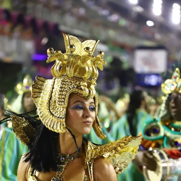 Paolla Oliveira mostrou seu samba no pé ao longo da Sapucaí neste domingo (23)