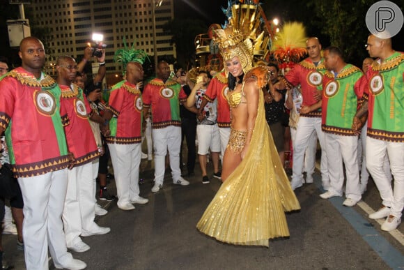 Paolla Oliveira vira Cleópatra na Grande Rio e look dourado rouba cena em fotos