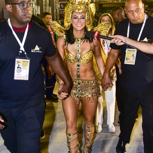 Paolla Oliveira deixou a Sapucaí com ajuda de seguranças