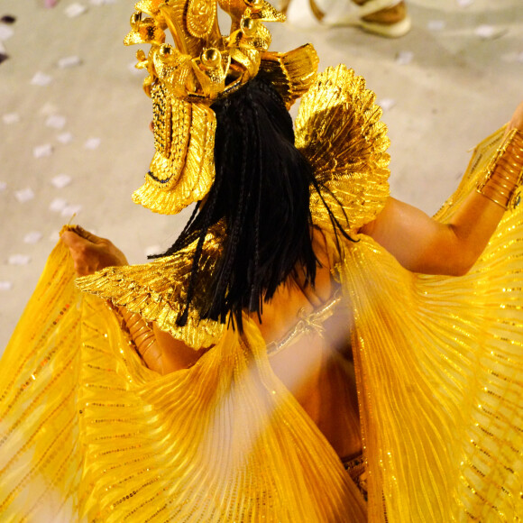 Paolla Oliveira completou o visual com uma peruca em tom castanho escuro