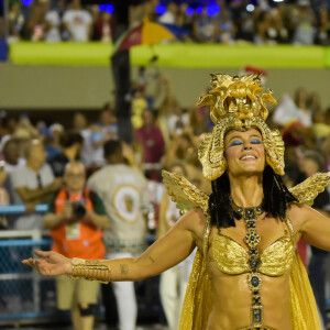 Paolla Oliveira saudou o público ao longo de seu desfile na Sapucaí