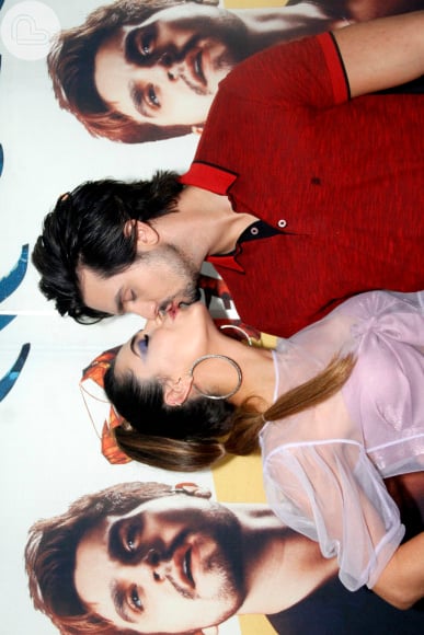 Luana Santana e Jade Magalhães trocam beijos na Sapucaí