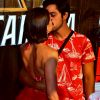 Agatha Moreira e Rodrigo Simas trocam beijos no Camarote Verão