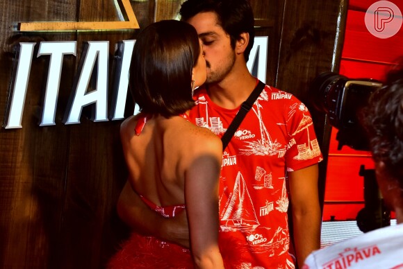 Agatha Moreira e Rodrigo Simas trocam beijos no Camarote Verão
