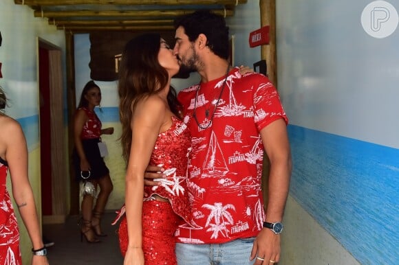 Thaila Ayala e o marido, Renato Góes, se beijam no Camarote Verão