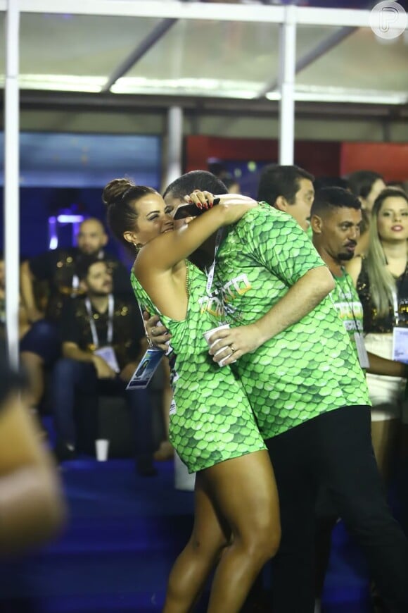 Renata Santos, musa da Mangueira, troca beijos com o marido, André, no camarote Porto Brazil