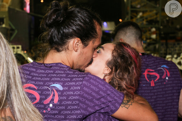 A atriz Juliane Araújo foi flagrada aos beijos no Nosso Camarote, na Sapucaí