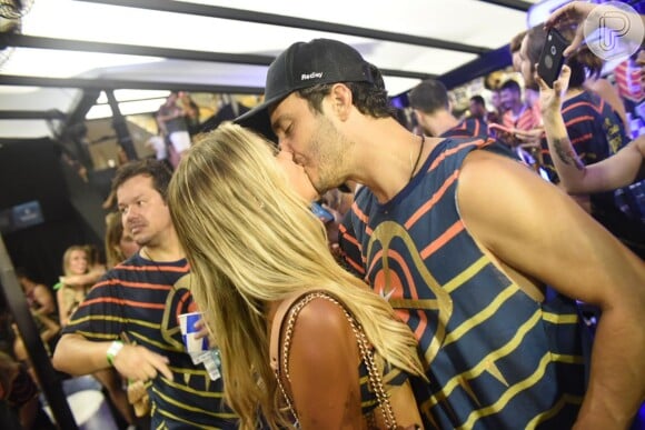 Thiago Rodrigues curtiu um dos dias de carnaval no Camarote Allegria e foi flagrado aos beijos