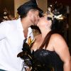 Fabiana Karla e o noivo, Diego Mello, dão beijo no Camarote Rio Experience, na Sapucaí