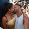 Henri Castelli e a namorada, a Miss Brasil 2013 Jakelyne Oliveira, aos beijos no trio de Ivete Sangalo, no carnaval de Salvador