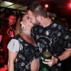 Danny Bananinha, exibindo a barriga de gravidez, beija o namorado, o fisioterapeuta Pedro Koellreutter, na Sapucaí