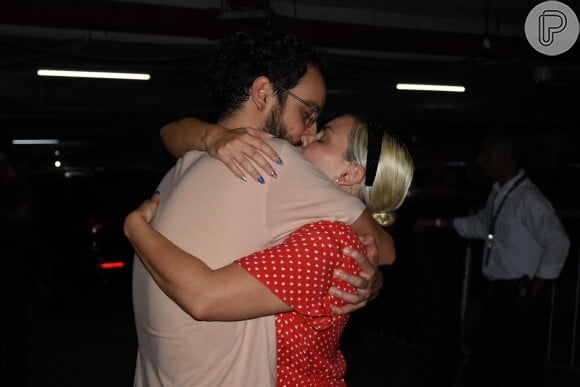 Duda Beat beijou muito o namorado, Thomas, na festa SOPA, no Recife, em Pernambuco