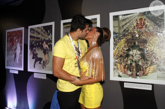 Nicole Bahls e o marido, Marcelo Bimbi, se beijam no camarote Quem/O Globo