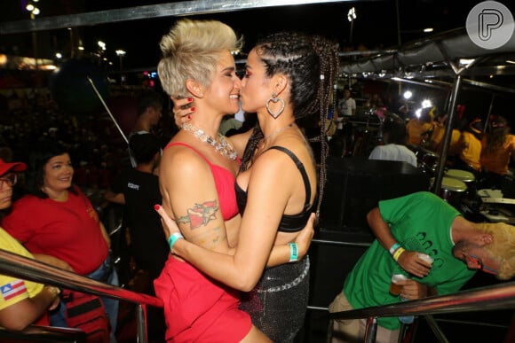 Nanda Costa e Lan Lahn trocam beijos em trio em Salvador