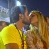 Barbara Evans troca beijos com o noivo, Gustavo Theodoro, na Sapucaí