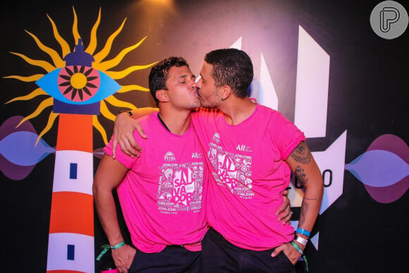 Carlinhos Maia e o marido, Lucas Guimarães, dão beijo no Camarote Salvador, na Bahia