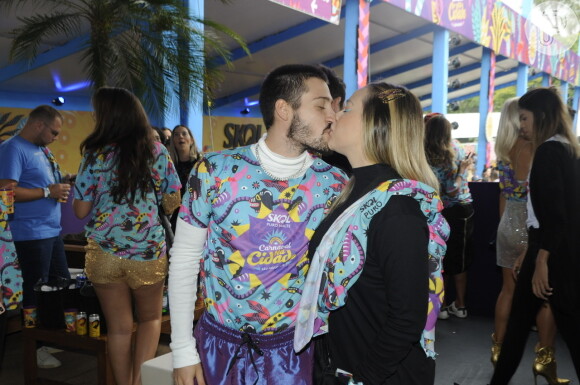 Carol Dantas beija o marido, Vinícius Martinez, no Carnaval da Cidade de São Paulo