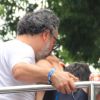 Danton Mello beija a namorada, Sheila Ramos, no trio da Ivete Sangalo, em Salvador